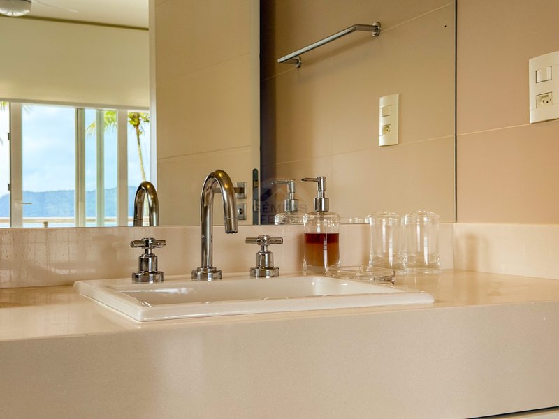 Casa P&eacute; na Areia com 5 Su&iacute;tes, Vista para o Mar e M&oacute;veis Importados - VENDA  São Sebastião - 