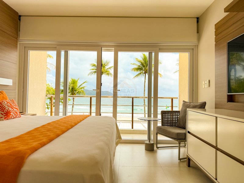 Casa P&eacute; na Areia com 5 Su&iacute;tes, Vista para o Mar e M&oacute;veis Importados - VENDA  São Sebastião - 