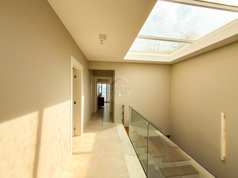 Casa P&eacute; na Areia com 5 Su&iacute;tes, Vista para o Mar e M&oacute;veis Importados - VENDA  São Sebastião - 