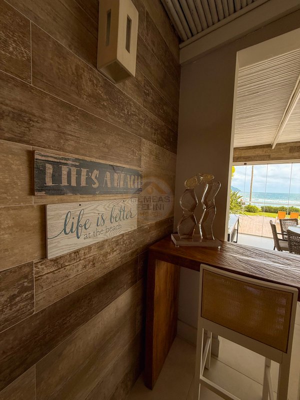 Casa P&eacute; na Areia com 5 Su&iacute;tes, Vista para o Mar e M&oacute;veis Importados - VENDA  São Sebastião - 