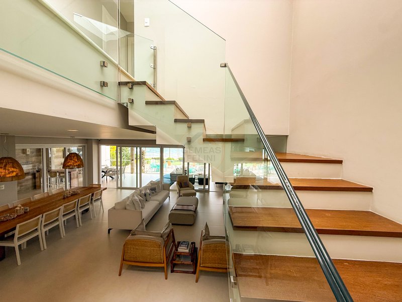 Casa P&eacute; na Areia com 5 Su&iacute;tes, Vista para o Mar e M&oacute;veis Importados - VENDA  São Sebastião - 