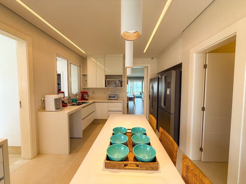 Casa P&eacute; na Areia com 5 Su&iacute;tes, Vista para o Mar e M&oacute;veis Importados - VENDA  São Sebastião - 