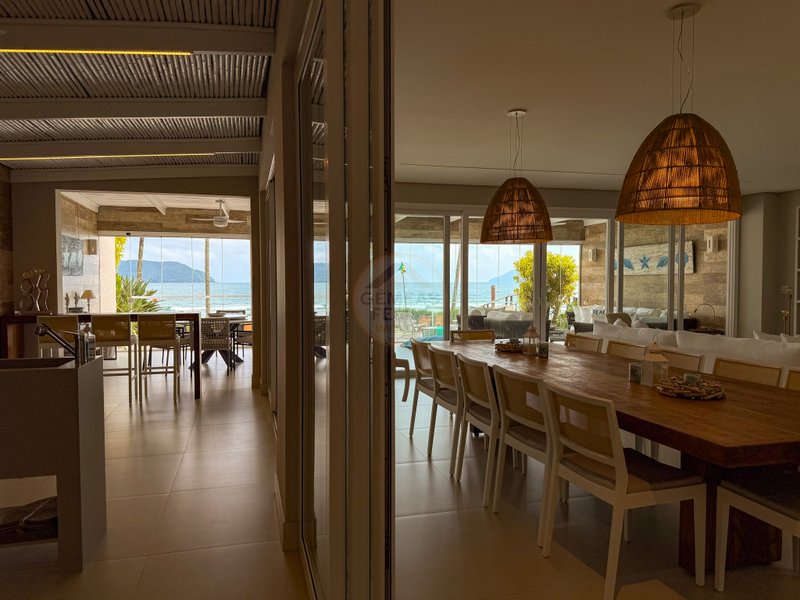 Casa P&eacute; na Areia com 5 Su&iacute;tes, Vista para o Mar e M&oacute;veis Importados - VENDA  São Sebastião - 