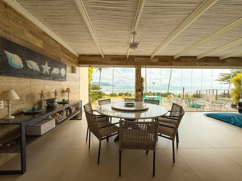 Casa P&eacute; na Areia com 5 Su&iacute;tes, Vista para o Mar e M&oacute;veis Importados - VENDA  São Sebastião - 