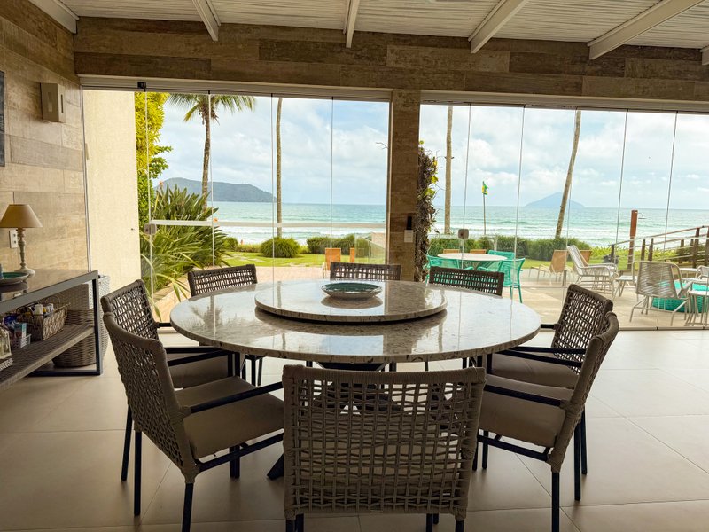 Casa P&eacute; na Areia com 5 Su&iacute;tes, Vista para o Mar e M&oacute;veis Importados - VENDA  São Sebastião - 