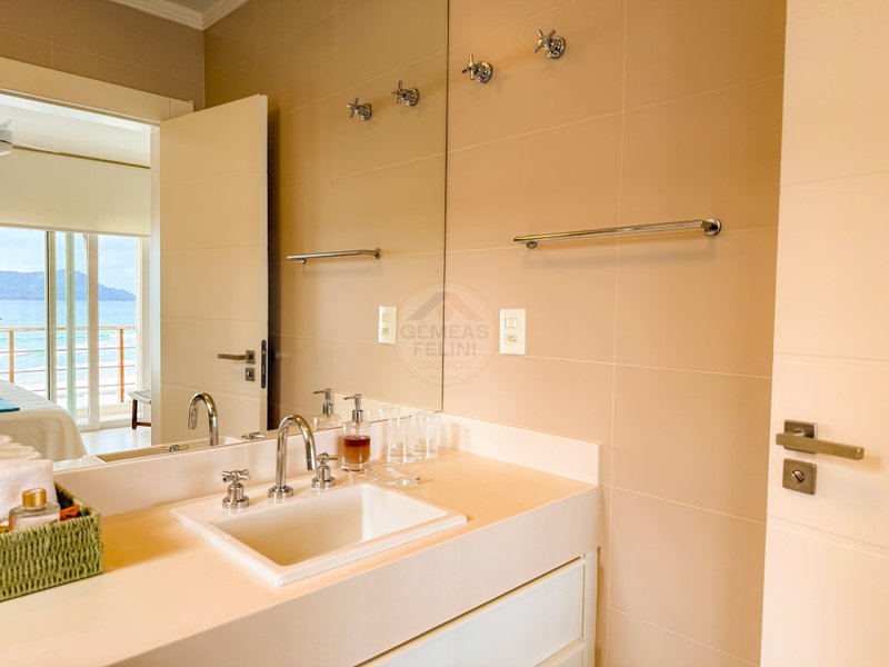 Casa P&eacute; na Areia com 5 Su&iacute;tes, Vista para o Mar e M&oacute;veis Importados - VENDA  São Sebastião - 