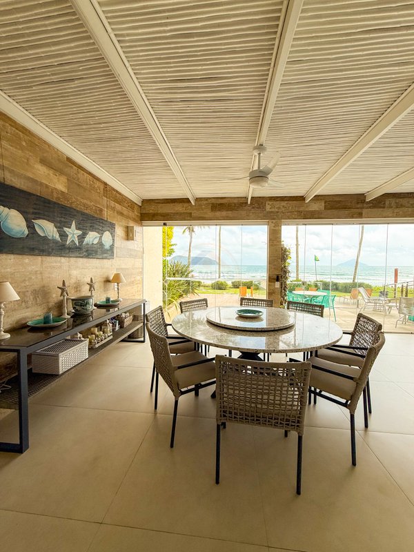 Casa P&eacute; na Areia com 5 Su&iacute;tes, Vista para o Mar e M&oacute;veis Importados - VENDA  São Sebastião - 