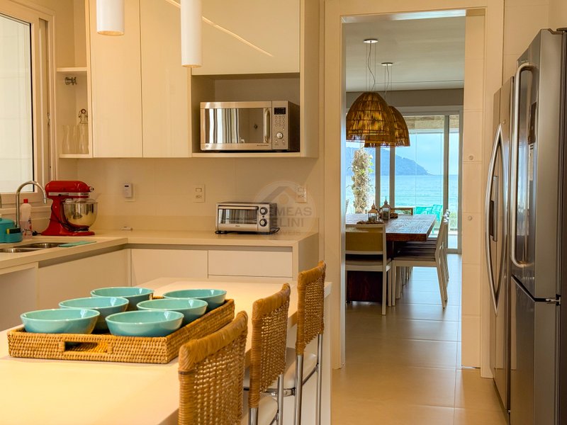 Casa P&eacute; na Areia com 5 Su&iacute;tes, Vista para o Mar e M&oacute;veis Importados - VENDA  São Sebastião - 