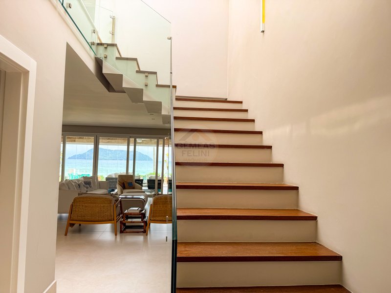 Casa P&eacute; na Areia com 5 Su&iacute;tes, Vista para o Mar e M&oacute;veis Importados - VENDA  São Sebastião - 