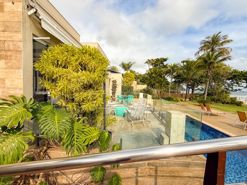 Casa P&eacute; na Areia com 5 Su&iacute;tes, Vista para o Mar e M&oacute;veis Importados - VENDA  São Sebastião - 