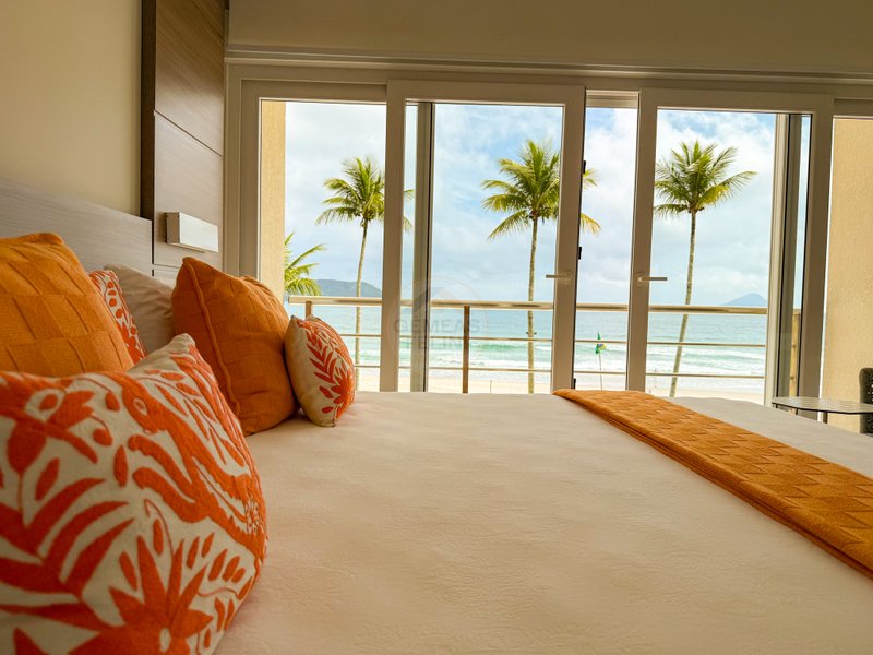 Casa P&eacute; na Areia com 5 Su&iacute;tes, Vista para o Mar e M&oacute;veis Importados - VENDA  São Sebastião - 