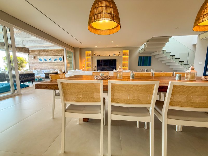 Casa P&eacute; na Areia com 5 Su&iacute;tes, Vista para o Mar e M&oacute;veis Importados - VENDA  São Sebastião - 