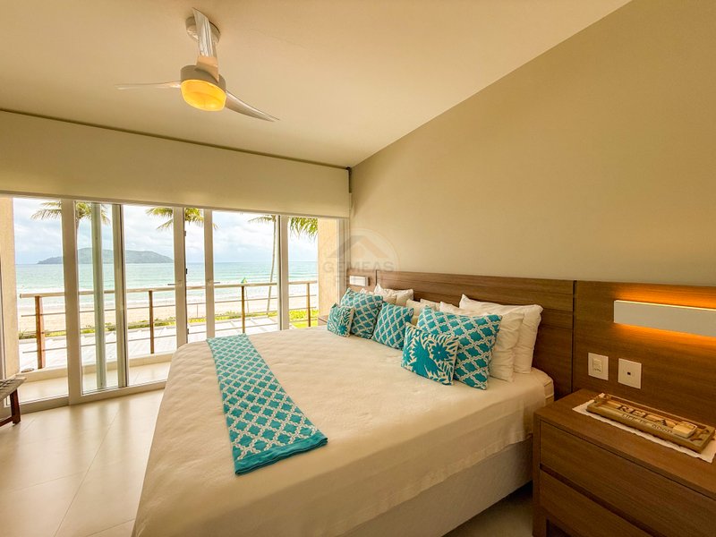 Casa P&eacute; na Areia com 5 Su&iacute;tes, Vista para o Mar e M&oacute;veis Importados - VENDA  São Sebastião - 