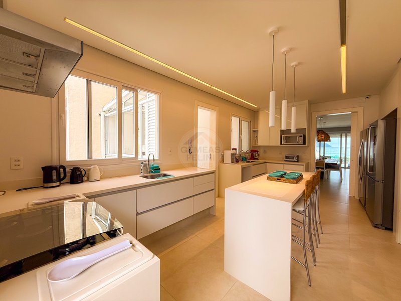 Casa P&eacute; na Areia com 5 Su&iacute;tes, Vista para o Mar e M&oacute;veis Importados - VENDA  São Sebastião - 