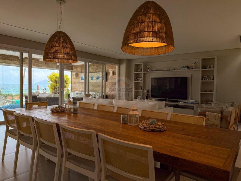 Casa P&eacute; na Areia com 5 Su&iacute;tes, Vista para o Mar e M&oacute;veis Importados - VENDA  São Sebastião - 