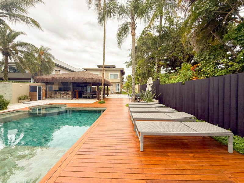 Frente ao Mar: Casa alto padr&atilde;o com Piscina, Sauna e &Aacute;rea Gourmet - VENDA  São Sebastião - 