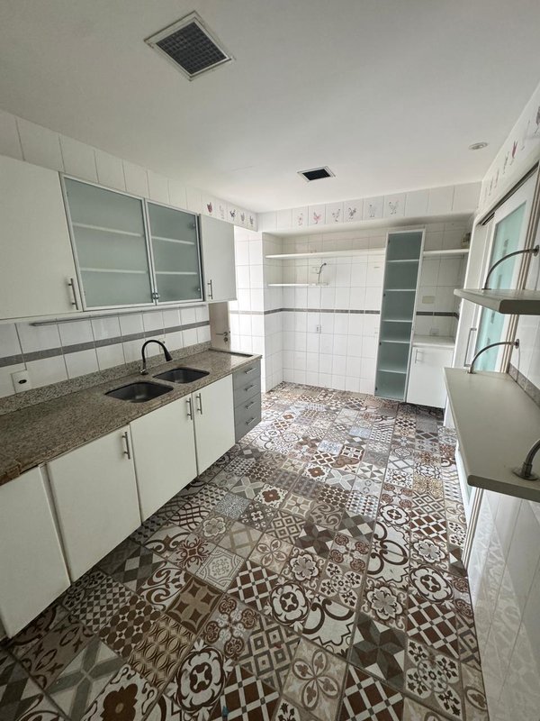 4 quartos (3 su&iacute;tes amplas). 158m&sup2;. Varanda. Depend&ecirc;ncia completa. 3 vagas de garagem Rua Professor José Brandão Recife - 