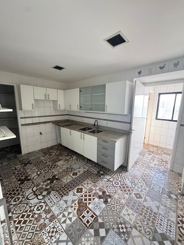 4 quartos (3 su&iacute;tes amplas). 158m&sup2;. Varanda. Depend&ecirc;ncia completa. 3 vagas de garagem Rua Professor José Brandão Recife - 