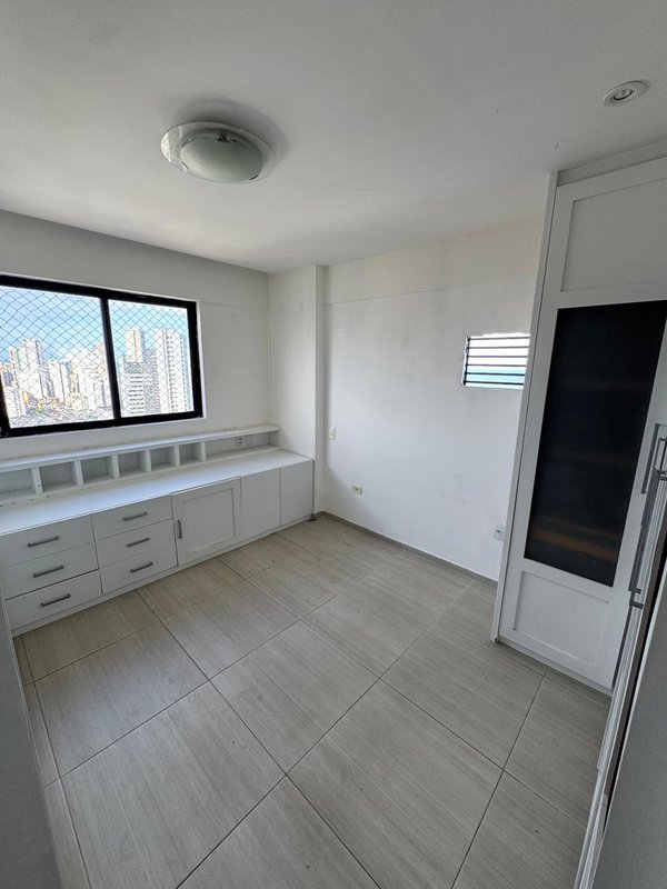 4 quartos (3 su&iacute;tes amplas). 158m&sup2;. Varanda. Depend&ecirc;ncia completa. 3 vagas de garagem Rua Professor José Brandão Recife - 