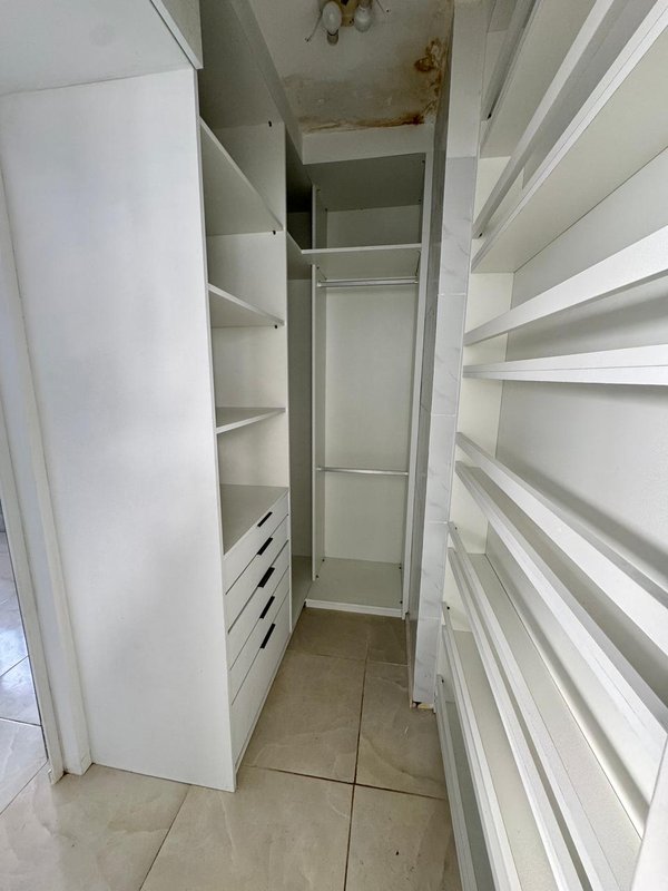 4 quartos (3 su&iacute;tes amplas). 158m&sup2;. Varanda. Depend&ecirc;ncia completa. 3 vagas de garagem Rua Professor José Brandão Recife - 