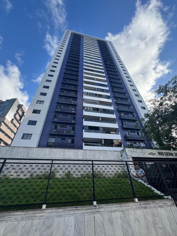 4 quartos (3 su&iacute;tes amplas). 158m&sup2;. Varanda. Depend&ecirc;ncia completa. 3 vagas de garagem Rua Professor José Brandão Recife - 