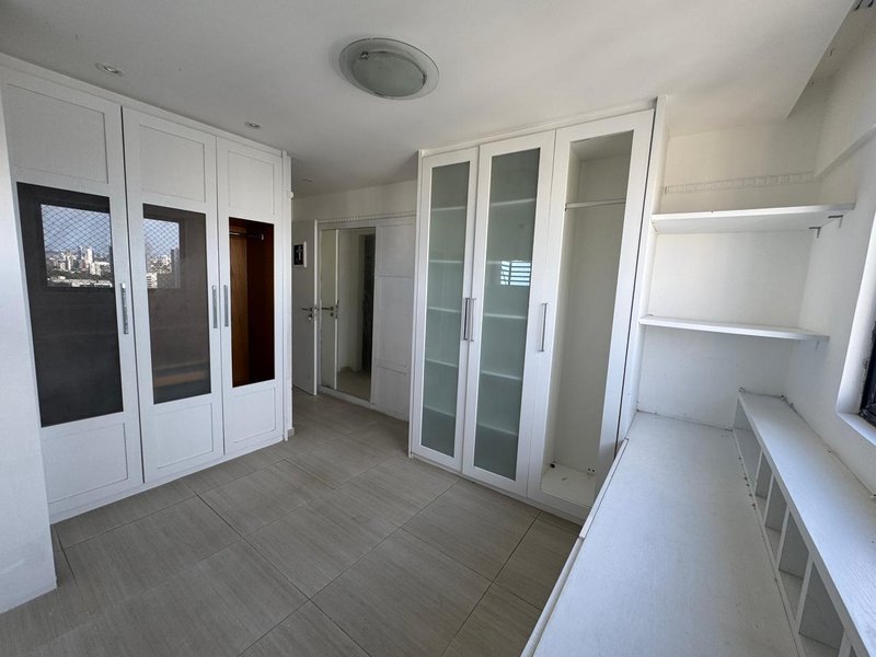 4 quartos (3 su&iacute;tes amplas). 158m&sup2;. Varanda. Depend&ecirc;ncia completa. 3 vagas de garagem Rua Professor José Brandão Recife - 