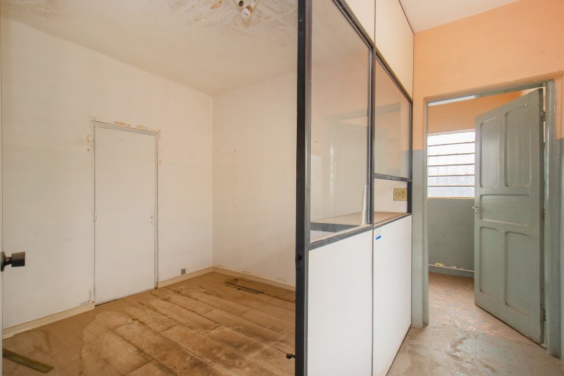 ALUGA-SE GALP&Atilde;O/DEP&Oacute;SITO/ARMAZ&Eacute;M COM 3 QUARTOS E 2 BANHEIROS 180 M&sup2; Rua Américo Brasiliense São Paulo - 