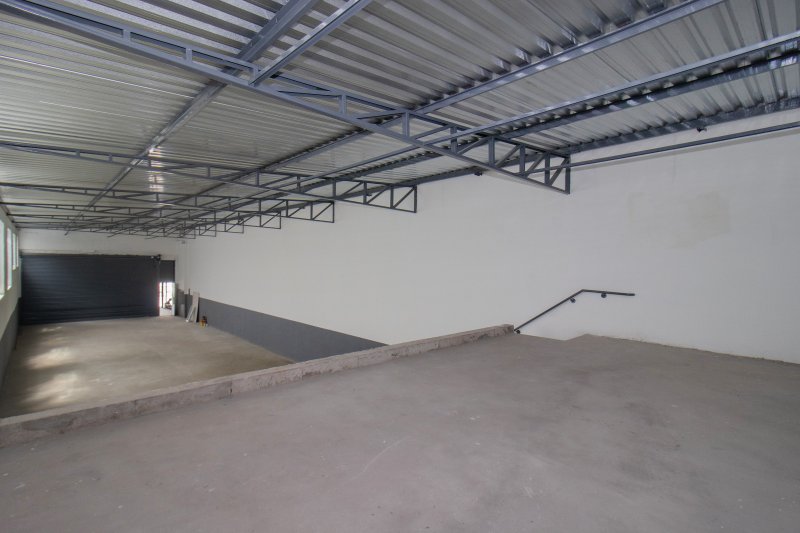 ALUGO GALP&Atilde;O/DEP&Oacute;SITO/ARMAZ&Eacute;M - 2 BANHEIROS - 256 M&sup2; - 6 VAGAS Avenida Comendador Sant'Anna São Paulo - 