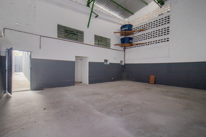 ALUGO GALP&Atilde;O/DEP&Oacute;SITO/ARMAZ&Eacute;M - 2 BANHEIROS - 256 M&sup2; - 6 VAGAS Avenida Comendador Sant'Anna São Paulo - 