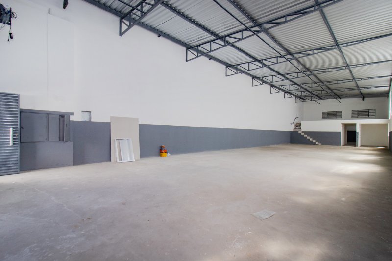 ALUGO GALP&Atilde;O/DEP&Oacute;SITO/ARMAZ&Eacute;M - 2 BANHEIROS - 256 M&sup2; - 6 VAGAS Avenida Comendador Sant'Anna São Paulo - 