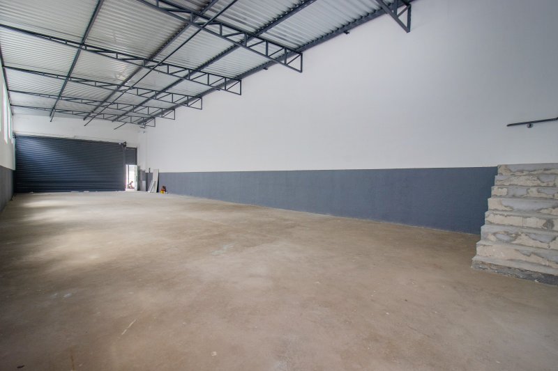 ALUGO GALP&Atilde;O/DEP&Oacute;SITO/ARMAZ&Eacute;M - 2 BANHEIROS - 256 M&sup2; - 6 VAGAS Avenida Comendador Sant'Anna São Paulo - 