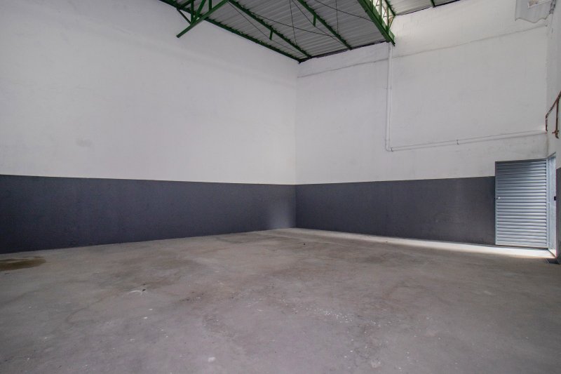 ALUGO GALP&Atilde;O/DEP&Oacute;SITO/ARMAZ&Eacute;M - 2 BANHEIROS - 256 M&sup2; - 6 VAGAS Avenida Comendador Sant'Anna São Paulo - 