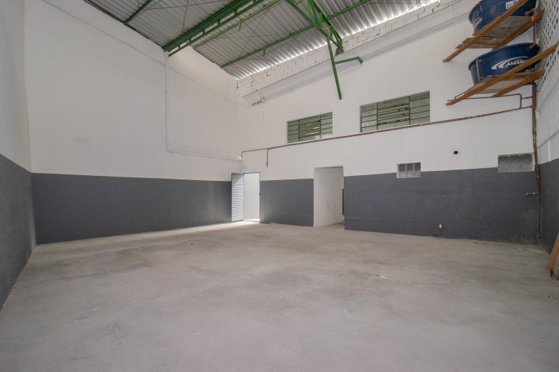 ALUGO GALP&Atilde;O/DEP&Oacute;SITO/ARMAZ&Eacute;M - 2 BANHEIROS - 256 M&sup2; - 6 VAGAS Avenida Comendador Sant'Anna São Paulo - 