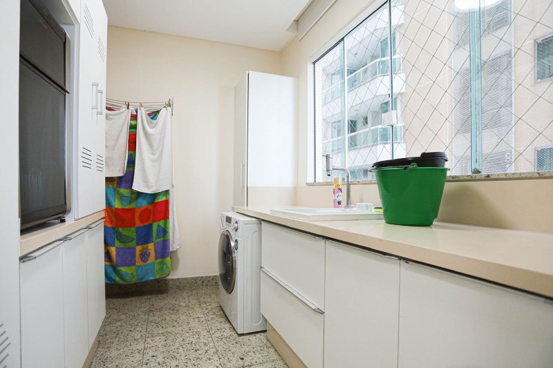 Belo Apartamento Frente Mar com 4 suítes no Residencial Villa dos Corais Av. Beira Mar Itapema - 