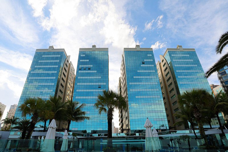 Belo Apartamento Frente Mar com 4 suítes no Residencial Villa dos Corais Av. Beira Mar Itapema - 