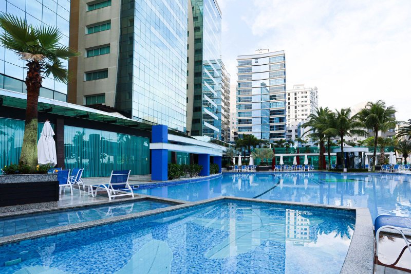 Belo Apartamento Frente Mar com 4 suítes no Residencial Villa dos Corais Av. Beira Mar Itapema - 