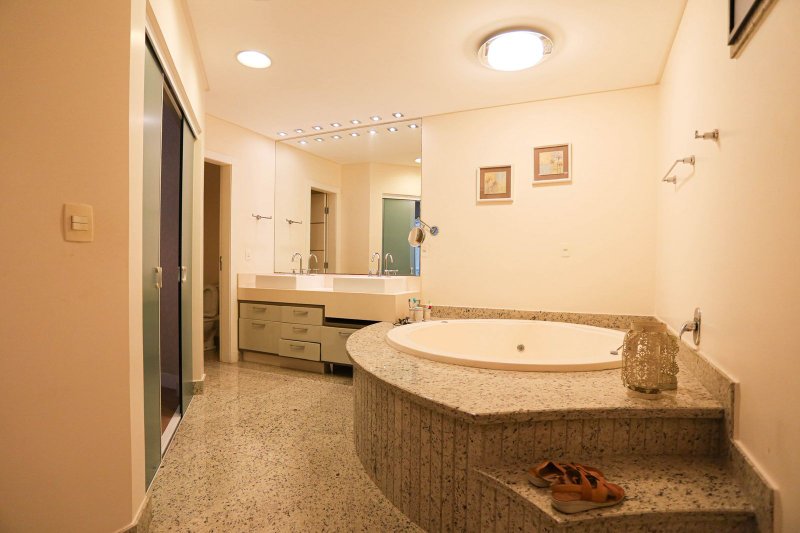 Belo Apartamento Frente Mar com 4 suítes no Residencial Villa dos Corais Av. Beira Mar Itapema - 