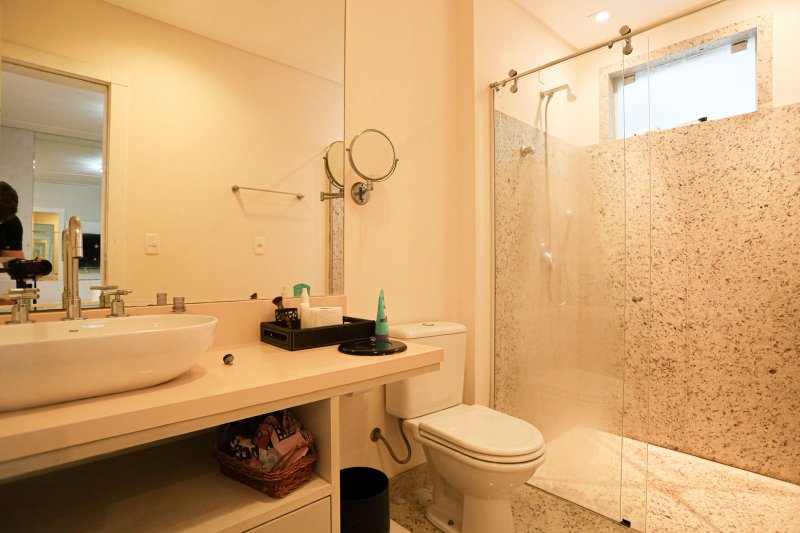 Belo Apartamento Frente Mar com 4 suítes no Residencial Villa dos Corais Av. Beira Mar Itapema - 