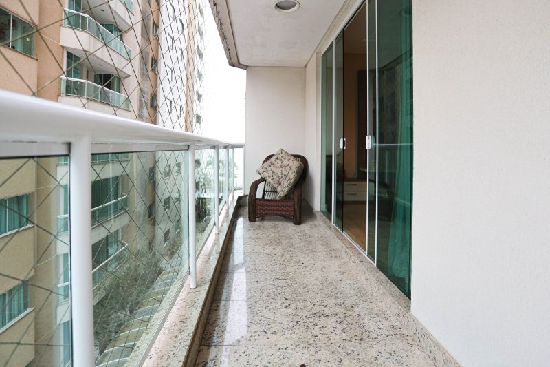 Belo Apartamento Frente Mar com 4 suítes no Residencial Villa dos Corais Av. Beira Mar Itapema - 