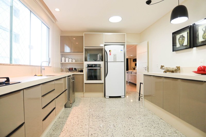 Belo Apartamento Frente Mar com 4 suítes no Residencial Villa dos Corais Av. Beira Mar Itapema - 