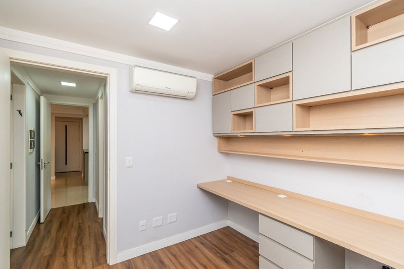 R$ 600.000 - LINDO APARTAMENTO - REFORMADO - 64M2 - 2 DORM - 1 VAGA Avenida Soledade Porto Alegre - 