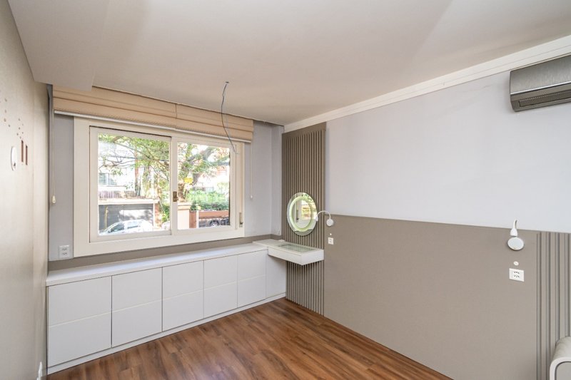 R$ 600.000 - LINDO APARTAMENTO - REFORMADO - 64M2 - 2 DORM - 1 VAGA Avenida Soledade Porto Alegre - 