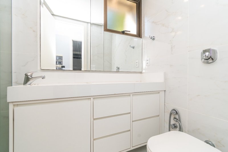 R$ 600.000 - LINDO APARTAMENTO - REFORMADO - 64M2 - 2 DORM - 1 VAGA Avenida Soledade Porto Alegre - 