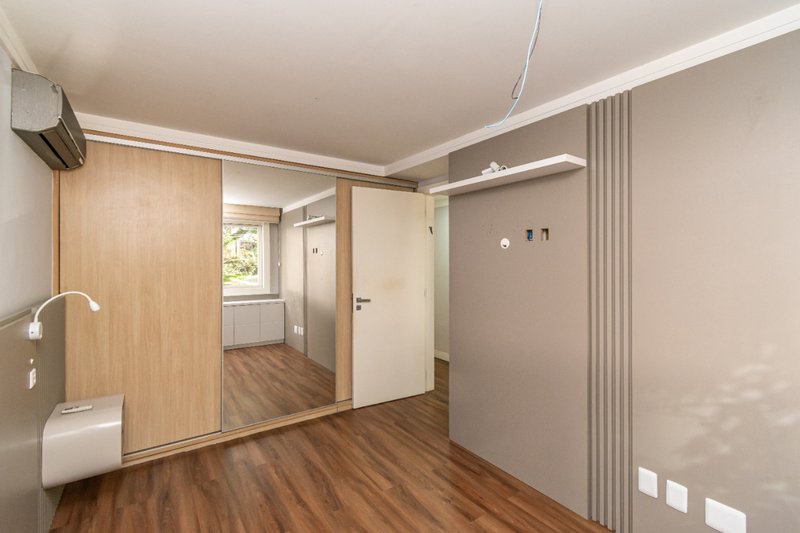 R$ 600.000 - LINDO APARTAMENTO - REFORMADO - 64M2 - 2 DORM - 1 VAGA Avenida Soledade Porto Alegre - 