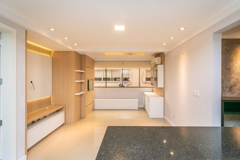 R$ 600.000 - LINDO APARTAMENTO - REFORMADO - 64M2 - 2 DORM - 1 VAGA Avenida Soledade Porto Alegre - 