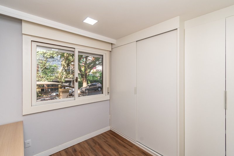 R$ 600.000 - LINDO APARTAMENTO - REFORMADO - 64M2 - 2 DORM - 1 VAGA Avenida Soledade Porto Alegre - 