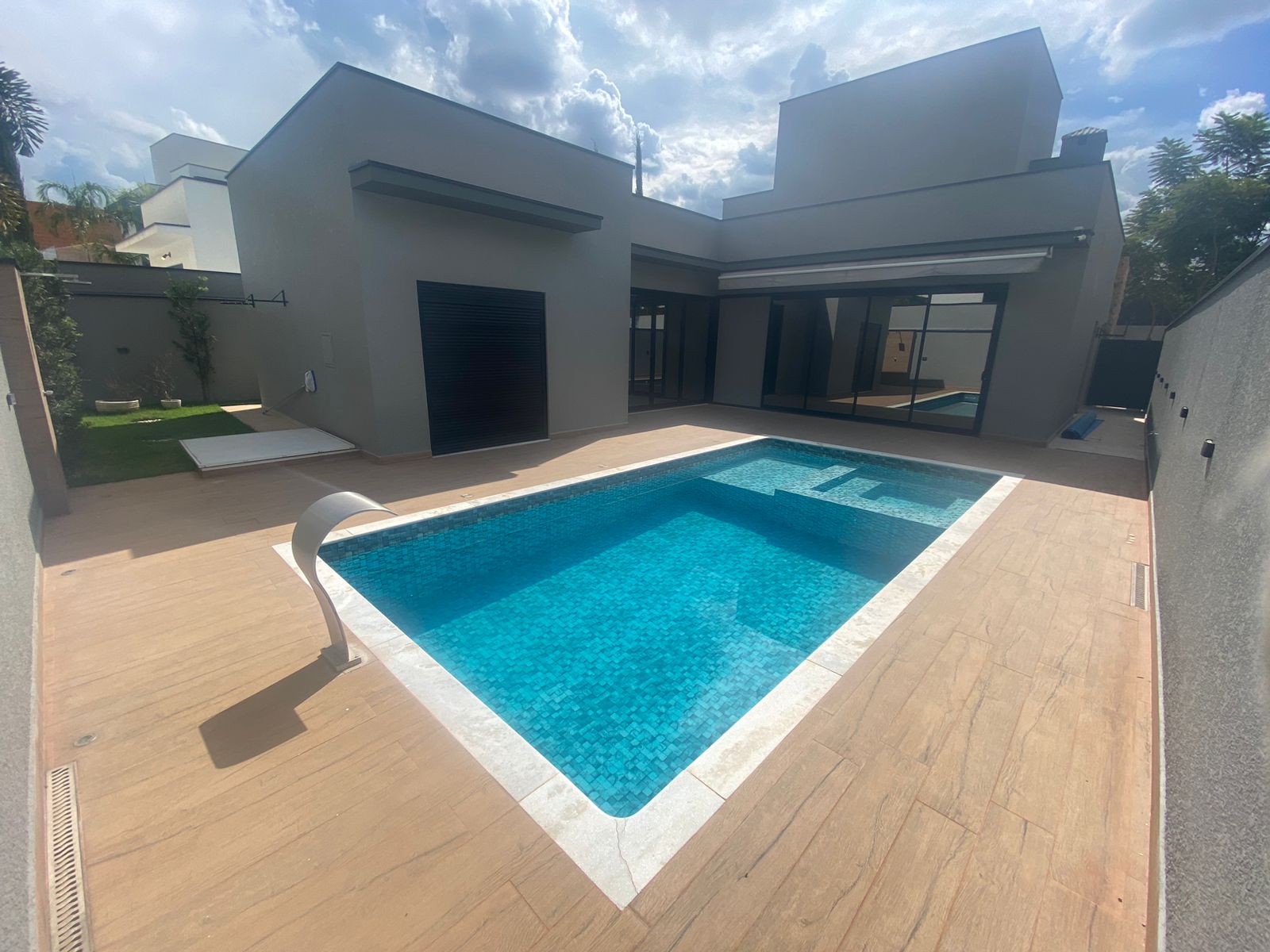 Casa com 3 dormit&oacute;rios,250 m&sup2; - Alphaville Nova Esplanada IV - Votorantim - SP Alameda Nova Zelândia Votorantim - 