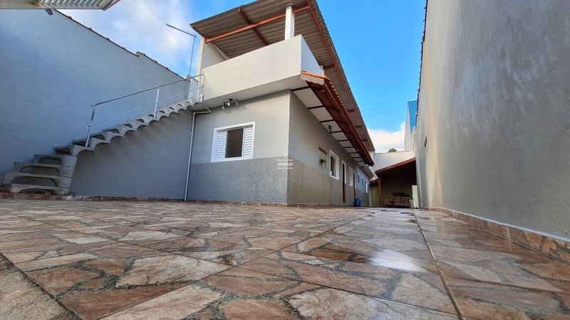 Casa 2 dormit&oacute;rios sendo 1 su&iacute;te + 5 vagas de garagem  Guarulhos - 