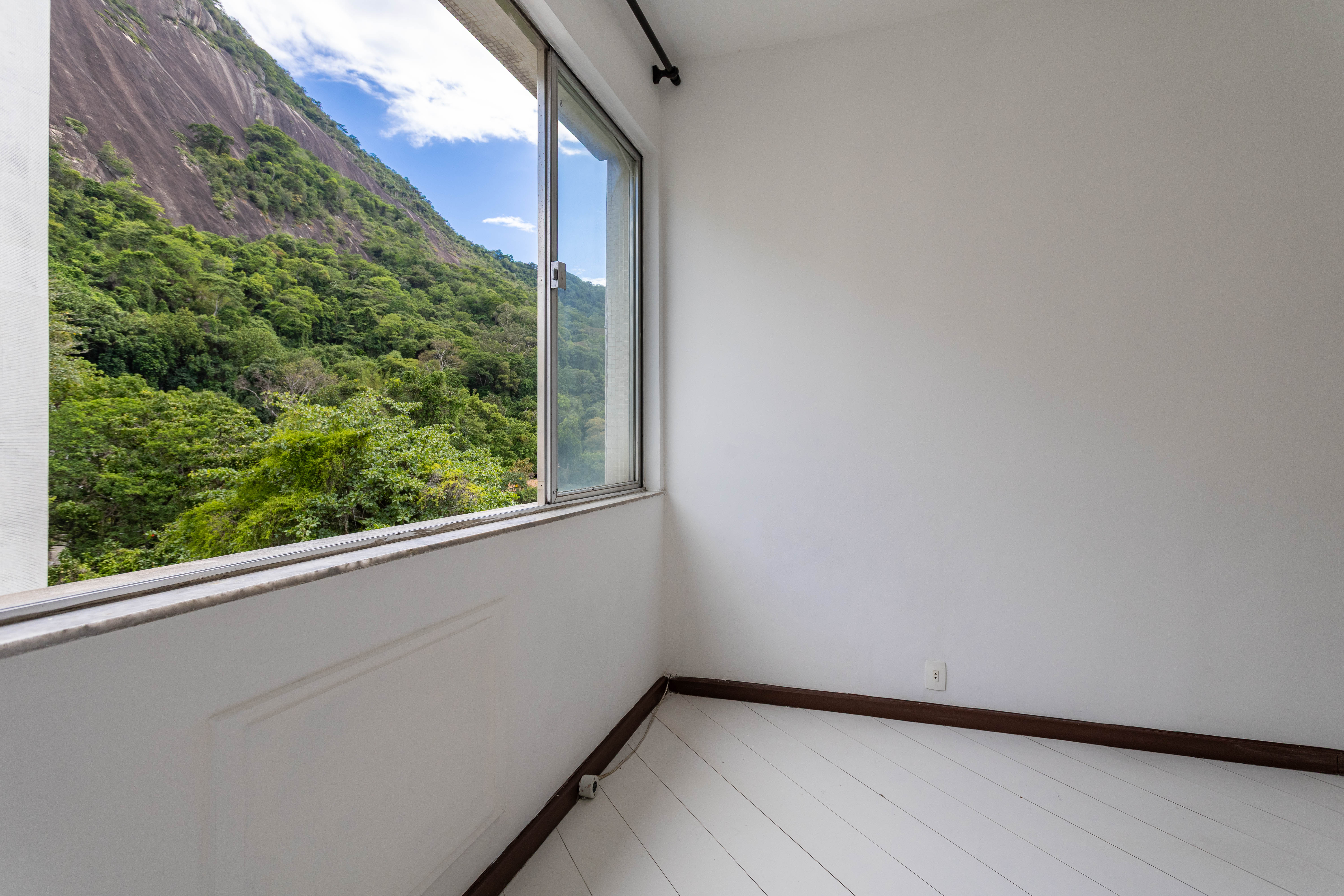 Apartamento de 2 quartos com &oacute;tima planta e garagem no Cosme Velho! Rua Cosme Velho Rio de Janeiro - 