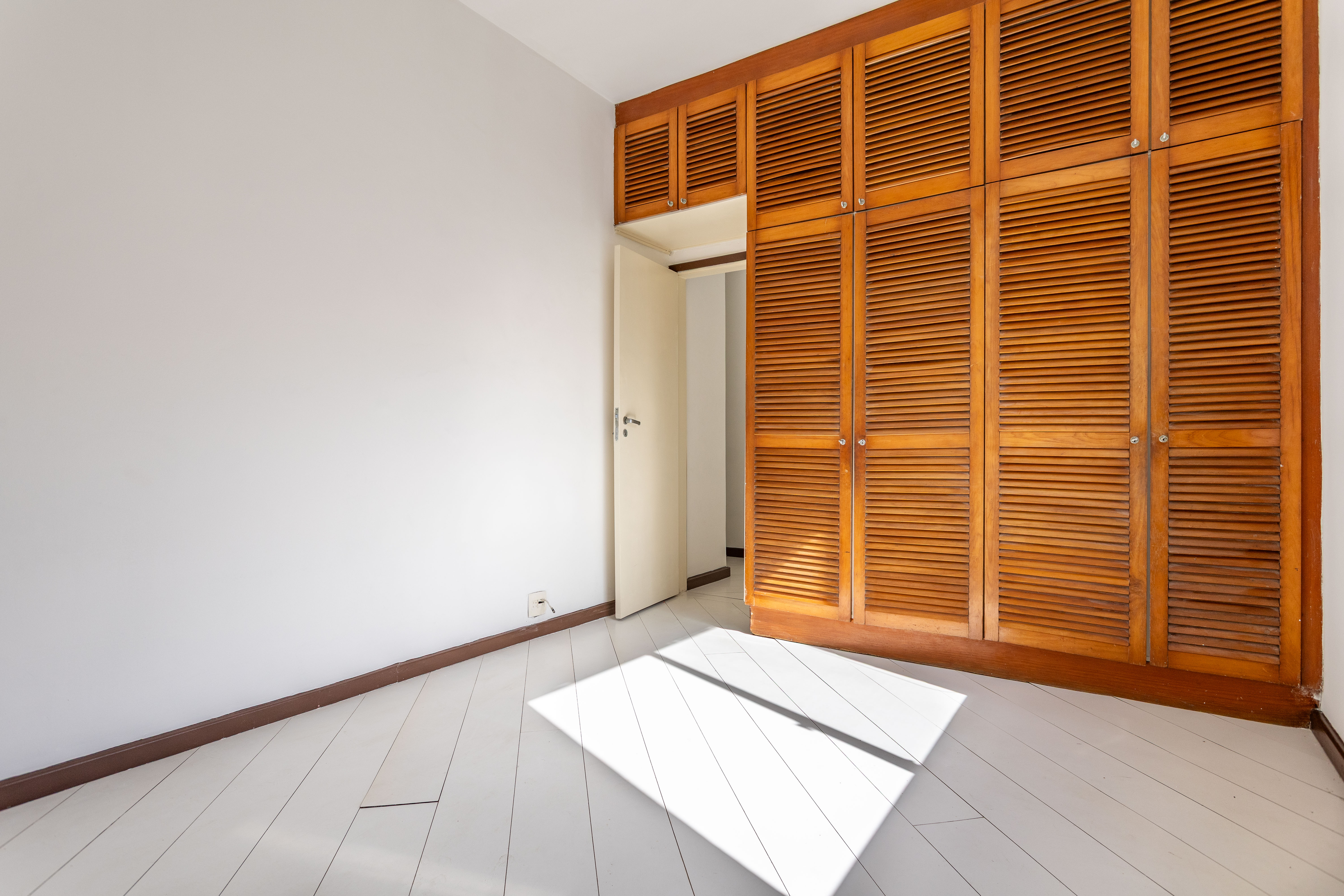 Apartamento de 2 quartos com &oacute;tima planta e garagem no Cosme Velho! Rua Cosme Velho Rio de Janeiro - 